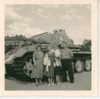 Photo Famille Française Devant Un Char Avec Croix De Lorraine Années 40 - Guerre, Militaire