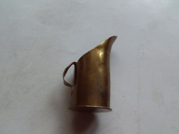 (Militaria - Objet De Poilu..) - Petit " Pichet Monogrammé M B + 1916 "  (mesure, Pot à Lait ??)......dans Douille 37-85 - Altri & Non Classificati