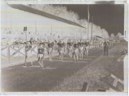 92 CLICHY - PLAQUE DE VERRE Ancienne (1943) - STADE, Gymnastique, Sport, DÉFILÉ DEVANT LES TRIBUNES, équipe à Identifier - Clichy