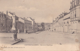 93 FONTENAY LE COMTE                          Rue De La Republique - Fontenay Le Comte