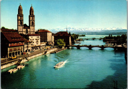 50576 - Schweiz - Zürich , Und Die Alpen , Zunfthäuser Und Grossmünster An Der Limmat - Nicht Gelaufen  - Zürich