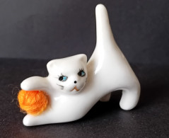 MINIATURE CHAT BLANC, JOUANT AVEC SA PELOTE DE LAINE ORANGE    (TROU DESSOUS) -  L 5 Cm - Poids 28 Gr - Dieren