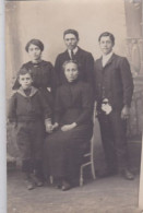 Carte Photo Particulier Beau Groupe Familial Mere Et Ses Quatre Enfants    Réf 29953 - Personnes Anonymes