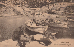 CPA - 13 - Marseille - Pêcheur Raccomodant Ses Filets - Quatieri Sud, Mazarques, Bonneveine, Pointe Rouge, Calanques