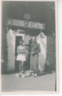 Photo Un Couple Devant Auberge De Jeunesse - Anonieme Personen