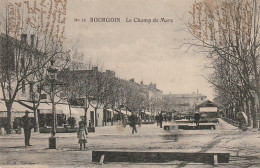 DE 14 -(38) BOURGOIN -  LE CHAMP DE MARS  - ANIMATION -  TIMBRE TAXE DOS  -  2 SCANS - Bourgoin