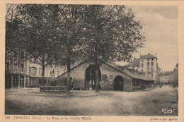 DE 14 -(38) CREMIEU  -  LA PLACE ET LES VIEILLES HALLES  - PHARMACIE -  2 SCANS - Crémieu