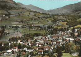 DE 15 -(38) THEYS -  VUE GENERALE AERIENNE -  LE CENTRE ET LE COL DU BARIOZ - CARTE COULEURS  -  2 SCANS - Theys