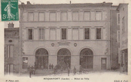 DE 18 -(40) ROQUEFORT -  HOTEL DE VILLE - ANIMATION - CYCLISTES ET ENFANTS SUR LE PARVIS   -2 SCANS - Roquefort