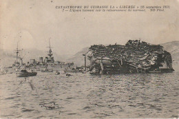 DE 3 - CATASTROPHE DU CUIRASSE LA " LIBERTE " ( 1911 ) - RETOURNEMENT DU CUIRASSE  - 2 SCANS - Guerre