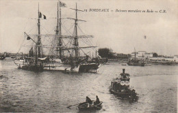 DE 3 -(33) BORDEAUX -   BATEAUX MORUTIERS EN RADE   - 2 SCANS - Fischerei