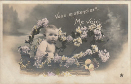 DE 1 - " VOUS M'ATTENDIEZ ?  ME VOICI.. "  -   BEBE DANS CORBEILLE DE FLEURS  - 2 SCANS - Nascite