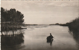 DE 19 -(40) MIMIZAN -  BOURG - PECHEUR A LA LIGNE SUR L ' ETANG   - 2 SCANS - Mimizan