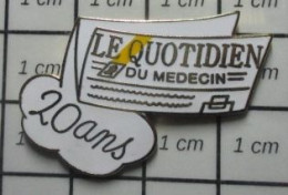 3517 Pin's Pins / Beau Et Rare / MEDIAS / REVUE JOURNAL 20 ANS LE QUOTIDIEN DU MEDECIN .. - Medios De Comunicación