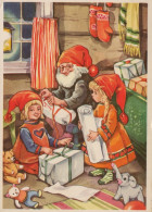 SANTA CLAUS CHILDREN CHRISTMAS Holidays Vintage Postcard CPSM #PAK293.GB - Santa Claus