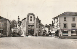 DE 24 -(40) AIRE SUR L'ADOUR  - ENTREE DE LA VILLE - RUE GAMBETTA - RUE CARNOT- COMMERCES  -  2 SCANS - Aire