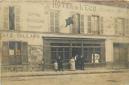 PHOTO DE GROUPE DEVANT LES COMMERCES. Café Billard. Hôtel De L'Ecu. Garage Pour Automobile - Andere & Zonder Classificatie