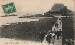 DE 8 -(35) SAINT MALO  -  LE PETIT BEY A MAREE  BASSE  - ANIMATION - PROMENEURS   - 2 SCANS - Saint Malo