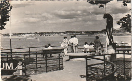 DE 9 -(35) DINARD - VUE SUR ST MALO ET ST SERVAN  - PROMENEURS  -  2 SCANS - Dinard