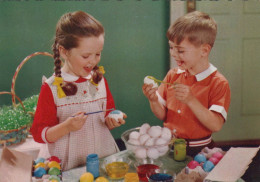 PÂQUES ENFANTS ŒUF Vintage Carte Postale CPSM #PBO345.FR - Easter