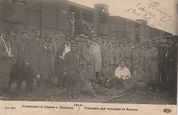 EP 1  -(42) GUERRE 1914 - PRISONNIERS ET BLESSES A ROANNE  -  WAGONS -  2 SCANS - Roanne