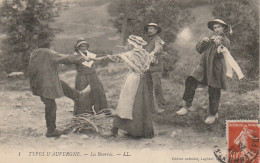 EP 5 - TYPES D' AUVERGNE - LA BOURREE -  COUPLES DE DANSEURS - JOUEUR DE VIOLON   -   2 SCANS - Bailes