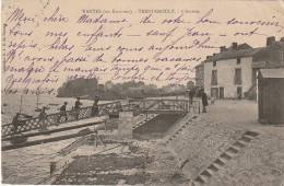 EP 6 -(44) NANTES  -  TRENTEMOULT  -  L' ARRIVEE -  PASSAGERS  SUR LA PASSERELLE  -  2 SCANS - Nantes