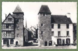 CPSM - COTES D'ARMOR - TRÉGUIER - LES VIEILLES PORTES & LA FLECHE DE LA CATHÉDRALE - Petite Animation, Café L'Escale - Tréguier