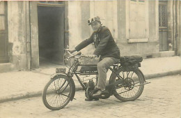 CARTE PHOTO MOTO  - La Belle époque. Présentation De Sa Belle Machine, Immatriculation N°4707-F7 - Motorbikes