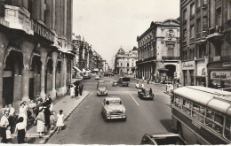 EP 26 -(51) REIMS  - LA RUE DE  VESLE  - AU SECOND PLAN , LE THEATRE  - ANIMATION - AUTOCAR , AUTOMOBILES  - 2 SCANS - Reims