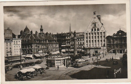 FI 26 -(59) LILLE  - LA GRANDE PLACE - L'ANCIENNE BOURSE , LA DEESSE ET LA GRAND GARDE - ANIMATION -TRAMWAY , ETALS  - Lille