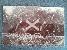 2 MEN ON BICYCLES OLD R/P POSTCARD CAPS AND BADGES CYCLING - Ciclismo