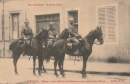 FI 4 -(54) GUERRE 1914  - LUNEVILLE - OFFICIER ET SOUS OFFICIERS D'ARTILLERIE BAVAROIS PASSANT RUE D' ALSACE  -  2 SCANS - Luneville