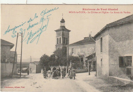 FI 4 -(54) MENIL LA TOUR - LE CHATEAU ET L'EGLISE - LA ROUTE DE VERDUN - ANIMATION - VILLAGEOIS , ECOLIERES   -  2 SCANS - Andere & Zonder Classificatie