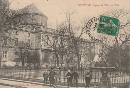 FI 4 -(54) LUNEVILLE  -  SQUARE DE L'HOTEL DE VILLE - ANIMATION - GROUPE D'ENFANTS  -  2 SCANS - Luneville