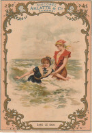 FI 5  - " DANS LE BAIN "- CHROMO PUBLICITAIRE CHICOREE ARLATTE , CAMBRAI - JEUNES FILLES DANS LES VAGUES -VOLUTES DOREES - Thé & Café