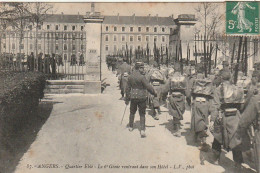 EP 20 -(49) ANGERS  -  QUARTIER EBLE  -  LE 6e GENIE RENTRANT DANS SON HOTEL    -  2 SCANS - Angers