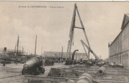 EP 22 -(50) ARSENAL DE   CHERBOURG  -  VIEUX CANONS   -  2 SCANS - Cherbourg