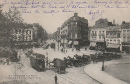 FI 27 -(59) ROUBAIX -  LA PLACE  - ENTREE DE LA RUE DE LA GARE - ANIMATION - TRAMWAY  , CALECHES , VOITURE HIPPOMOBILE  - Roubaix