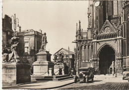 FI 19 -(57) METZ - UN COIN DE LA PLACE D'ARMES , MONUMENT FABERT ET PORTAIL NOTRE DAME  - 2 SCANS - Metz