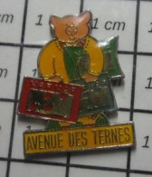 3419. Pin's Pins / Rare Et De Belle Qualité / ANIMAUX : COCHON  NAF-NAF VETEMENTS AVENUE DES TERNES - Animals