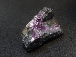 Clinoclore Var. Kammererite ( 2.5 X 2 X 1 Cm ) Kop Krom Mine, Kop Daglari, Eastern Anatolia -  Turkey - Minerals