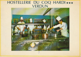 FI 13 -(55) HOSTELLERIE DU COQ HARDI , VERDUN  -  LES CHEFS AU PIANO , EN CUISINE - CUISINIERS  - 2 SCANS - Verdun