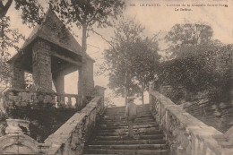 FI 14 -(56) LE FAOUET  -  L'ENTREE DE LA CHAPELLE SAINTE BARBE  -  LE BEFFROI  -2 SCANS - Le Faouet