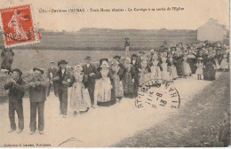 FI 15 -(56) ENVIRONS D'AURAY - TROIS NOCES REUNIES - LE CORTEGE A SA SORTIE DE L'EGLISE - JOUEUR DE BINIOU  - 2 SCANS - Personnages