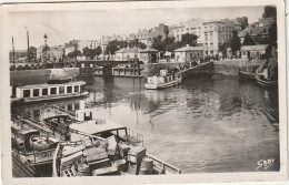 FI 17  -(56) LORIENT - LE PORT - ANIMATION -  BATEAUX PECHE  , PROMENADE   - 2 SCANS - Lorient