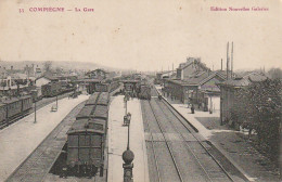 GU 1 -(60) COMPIEGNE  -  LA GARE  - VUE GENERALE - VOIES FERREES - VOYAGEURS SUR LES QUAIS   -  2 SCANS - Compiegne