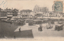 GU 1 -(60) BEAUVAIS  -  LA PLACE JEANNE HACHETTE UN JOUR DE MARCHE  -  ETALS - CARRIOLES  -  2 SCANS - Beauvais