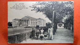 CPA (49) Angers. Le Palais De Justice. Place Du Champ De Mars.  Animation. (7A.n°141) - Angers