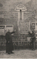 GU 4 -(61) MENIL , MESNIL GONDOUIN , PRES PUTANGES  -  FACADE , COTE GAUCHE DE L'EGLISE - LE CURE -  2 SCANS - Altri & Non Classificati